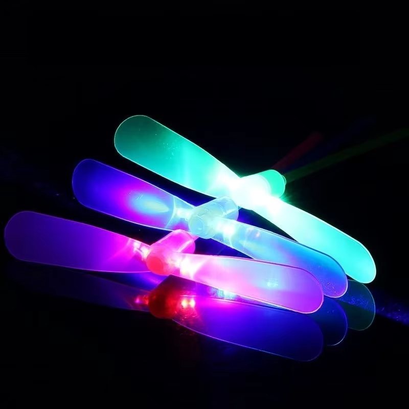 Kids Outdoor Movie Night - LED Leuchtende Bambus-Libelle Fliegendes Spielzeug mit